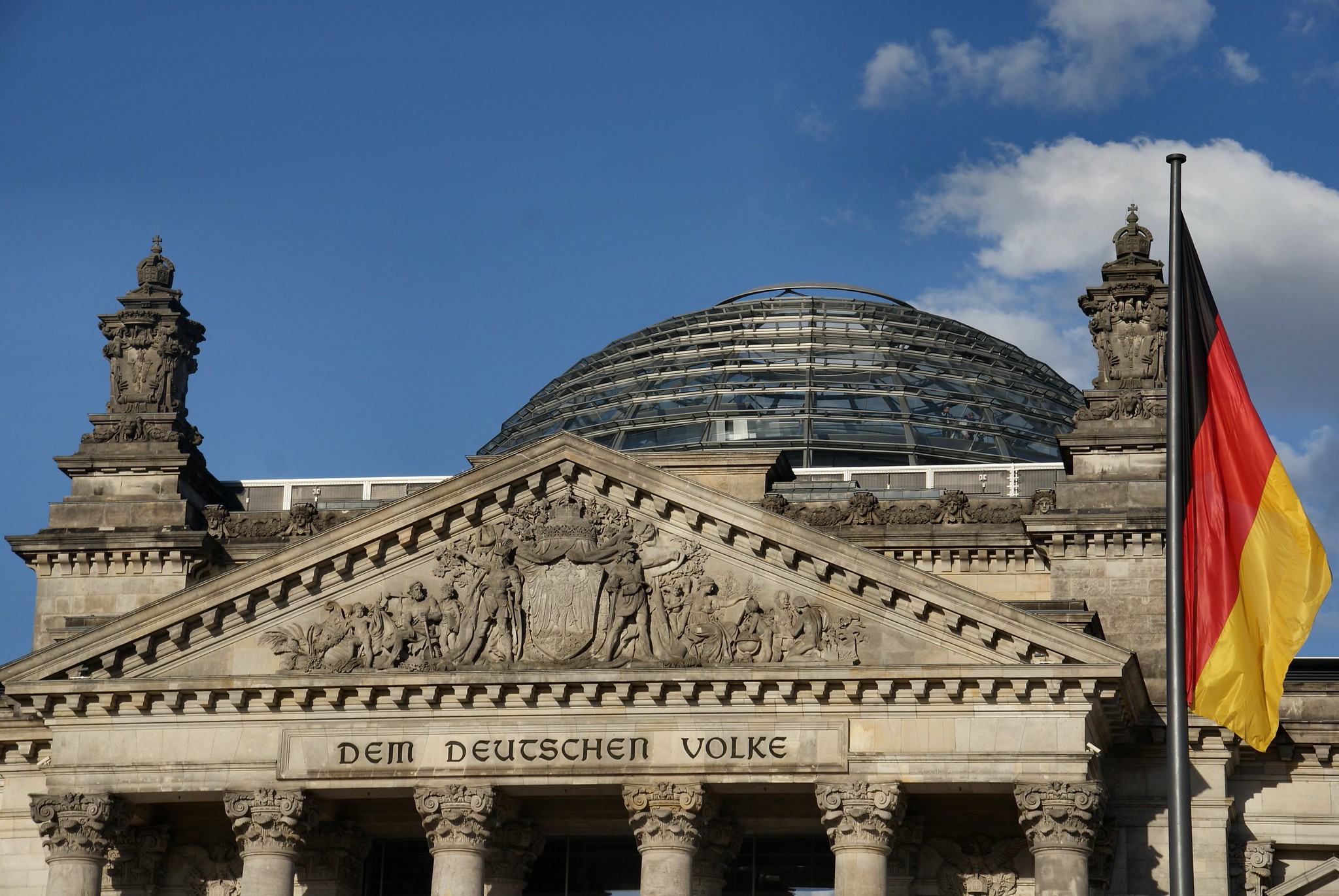 „Dem Deutschen Volke“ steht über dem Eingang des Reichstagsgebäudes in Berlin. Doch welche völkerrechtlichen Grundlagen bestimmen den deutschen Staat bis heute?