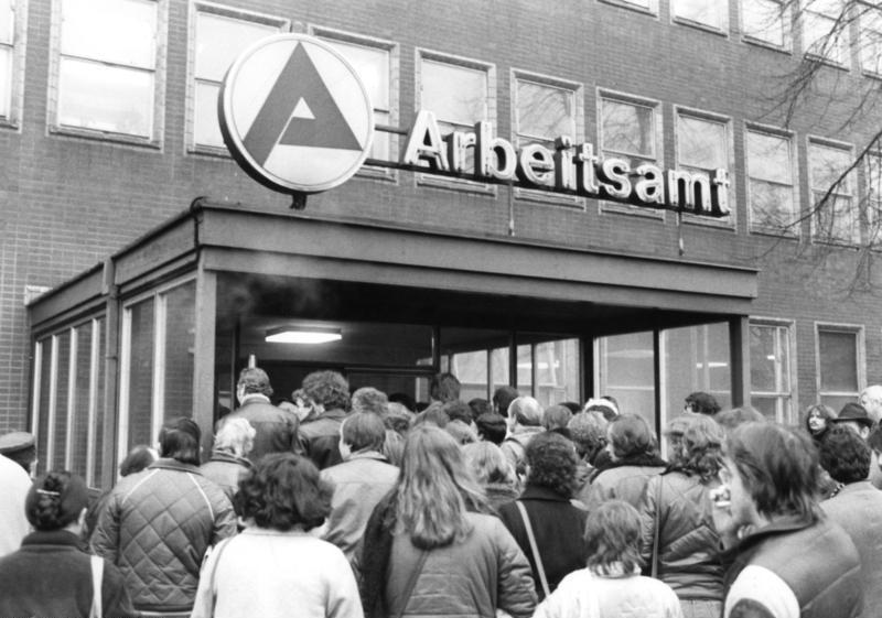 Erst werden Kraftwerke abgeschaltet, dann Fabriken verlagert – und am Ende stehen die Menschen vor dem Arbeitsamt. Arbeitslose vor dem Arbeitsamt II, Sonnenallee 262, West Berlin, 1982